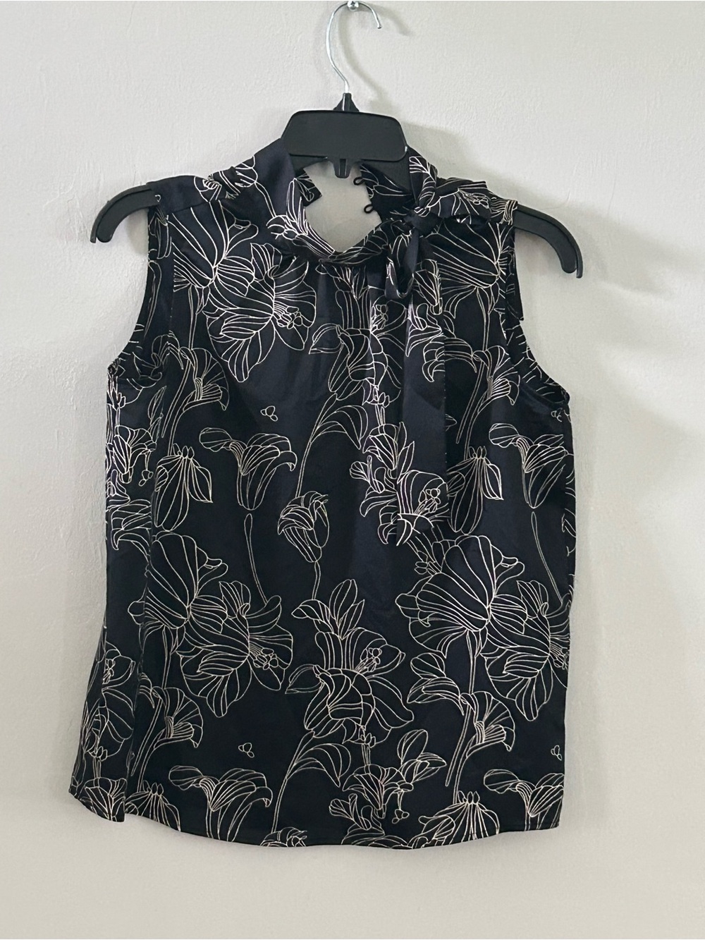 ANN TAYLOR LOFT Poly Halter Camisole Tank Top Bow Geometric Black White Size XS